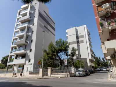 All�incrocio con via Celso Ulpiani, i due snelli e bianchi edifici di palazzo Primavera accerchiano, quasi �fagocitandola�, la piccola chiesetta di Santa Maria dell'Assunta, edificata su una grotta che nel 1982 ospit� persino Madre Teresa di Calcutta